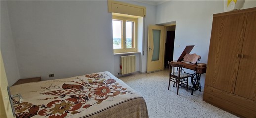 Villa Panoramica Su Due Livelli, Piccola Corte Interna, Locali E Terreno.